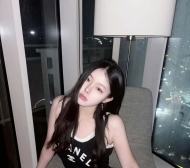 #專櫃小姐 氣質掛高顏值。 鵝蛋臉 白皙美腿