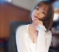 長相清秀可愛 皮膚白嫩滑 小穴超級濕  愛愛的時候喜歡玩69 上搖 能把哥哥幹到下不了床