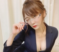 台中氣質女神的私密反差！亦菲的大長腿纏腰，從仙女變淫蕩寶藏 👠🔥