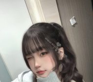 逆天 G 奶小隻馬。擁有漫畫般的誇張身材，傲人上圍 纖細腰身形 愛眨眼挑逗 皮膚白皙，