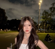 清純誘惑掛。初戀臉配勾人眼神， 擅長聊天撩撥，互動感像熱戀女友，是那種讓你心癢難