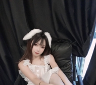 一隻小兔兔女僕~很乖很聽話噢