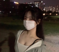 清純甜美學生，白嫩平坦小腹，摸起來滑嫩又緊