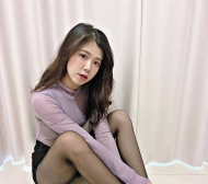 淡淡的微笑 掩蓋不住火辣身材  散發出濃濃的氣質味道