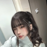 逆天 G 奶小隻馬。擁有漫畫般的誇張身材，傲人上圍 纖細腰身形 愛眨眼挑逗 皮膚白皙，