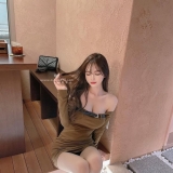 網拍界的氣質天花板  精緻巴掌臉 標準的模特兒身材，白皙美腿 D 杯傲人曲線