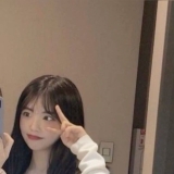 清純大奶學妹。看起來無辜呆萌，外套下傲藏著人D杯事業線。主動配合度高，會撒嬌、愛