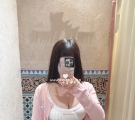 年輕甜美可愛正妹 身體散發迷人奶香特點 胸部豐滿 滑嫩細緻的皮膚 奶頭敏感又翹挺 喜
