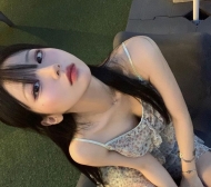 精緻的厭世臉，眼神冷淡卻勾人魂魄。碎花裙下藏著讓人瘋狂的C 奶曲線，這種高冷與火辣